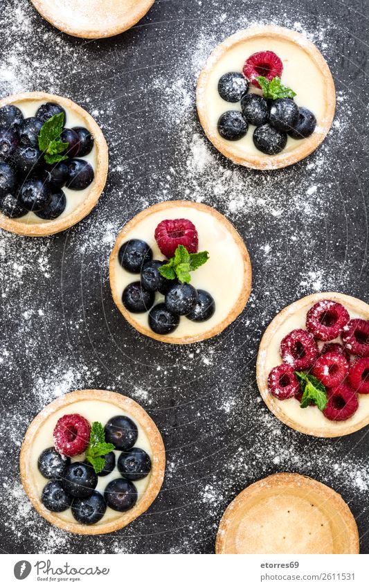 Köstliche Törtchen mit Himbeeren und Heidelbeeren Blaubeeren Frucht Dessert Lebensmittel Gesunde Ernährung Foodfotografie Speise lecker Sahne Vanillepudding