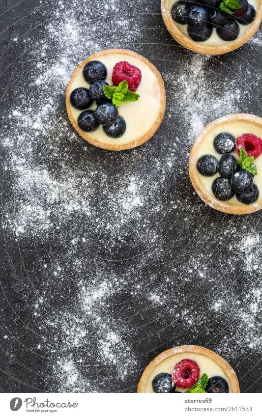 Köstliche Törtchen mit Himbeeren und Heidelbeeren Teilchen Blaubeeren Frucht Dessert Lebensmittel Speise Foodfotografie lecker Sahne Creme Vanillepudding Snack