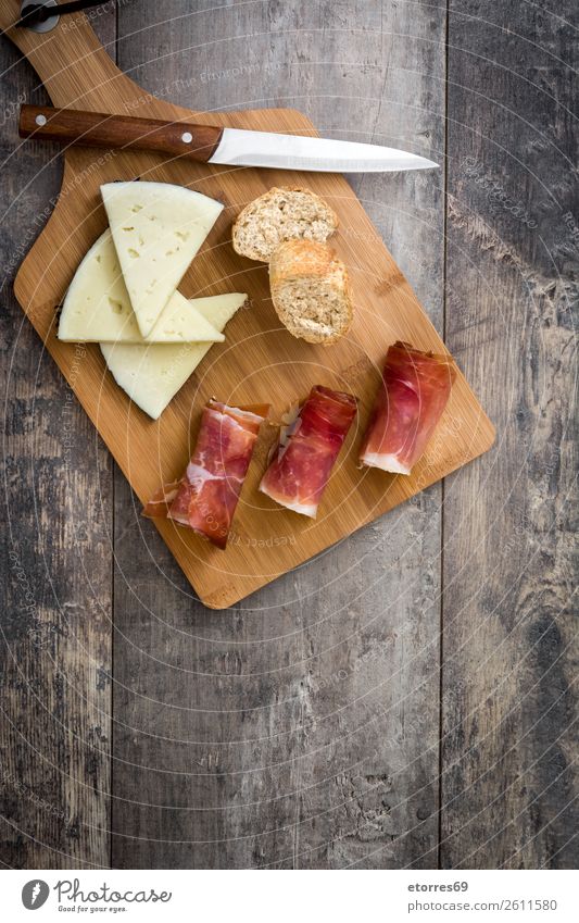 Spanischer Serrano-Schinken, Käse und Wurstwaren Prosciutto Lebensmittel Gesunde Ernährung Foodfotografie Fleisch iberisch Italienisch Snack roh Frühstück