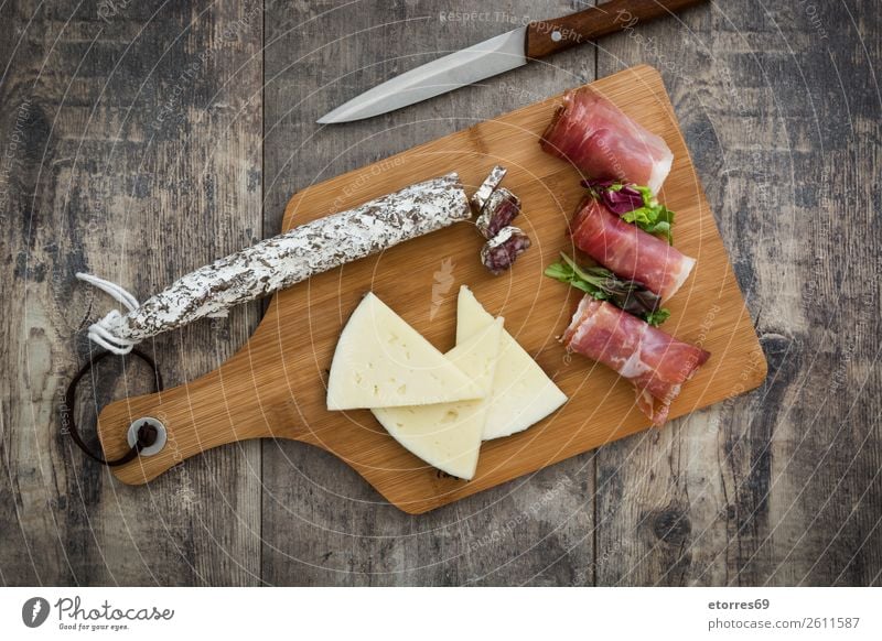 Spanischer Serrano-Schinken, Käse und Wurstwaren Prosciutto Lebensmittel Gesunde Ernährung Foodfotografie Fleisch iberisch Italienisch Snack roh Frühstück