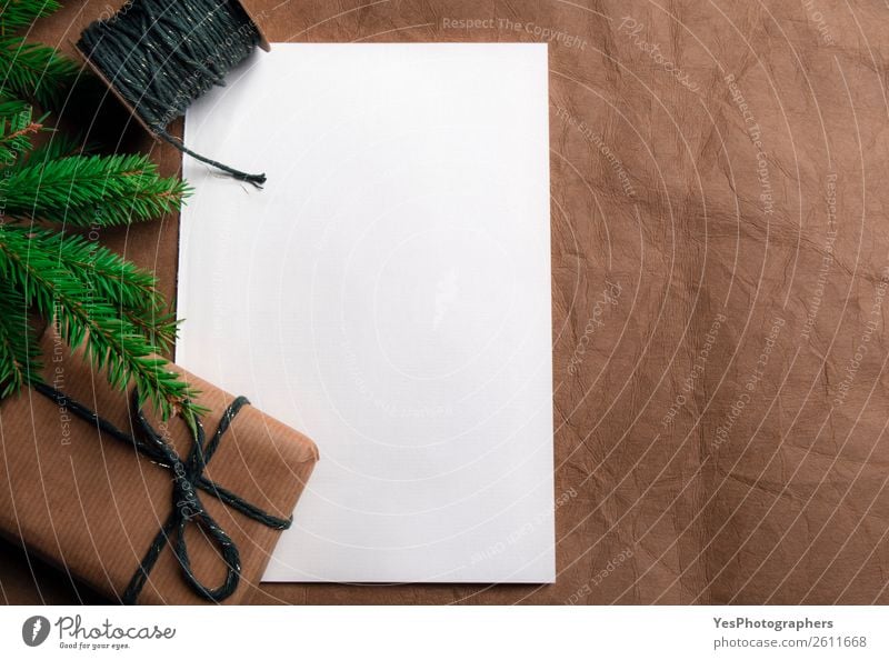 Geschenk mit Tannenzweig und leerem weißem Papier Feste & Feiern Erntedankfest Weihnachten & Advent Geburtstag Leder retro braun obere Ansicht Hintergrund