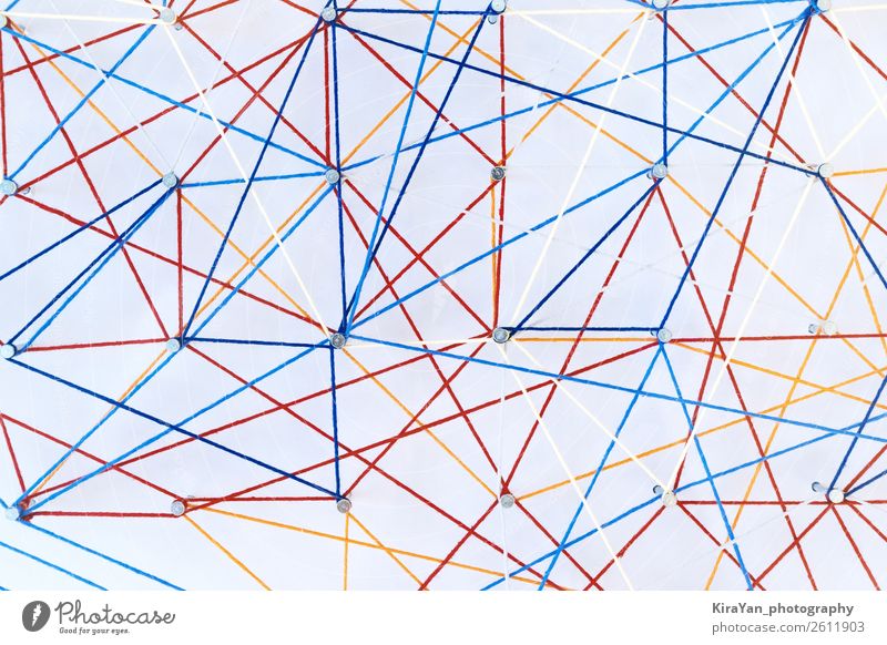 Farbige Fäden werden auf Pins auf weißem Hintergrund gespannt. Design Dekoration & Verzierung Güterverkehr & Logistik Technik & Technologie Internet Kunst