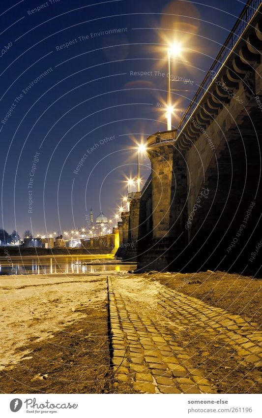 Straße des Lichts Stadt Menschenleer Brücke Architektur Verkehr außergewöhnlich blau gelb Farbfoto Außenaufnahme Nacht Kunstlicht Schatten Lichterscheinung