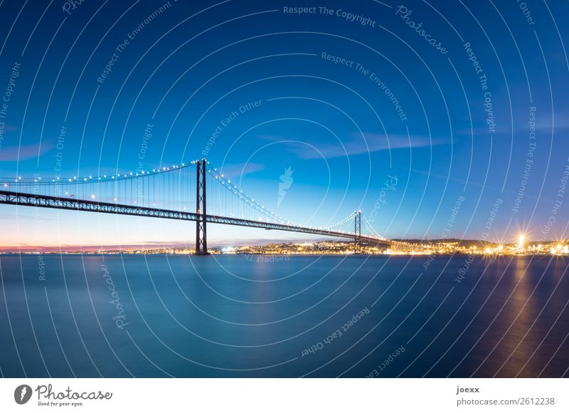 Längst getrennt Himmel Schönes Wetter Fluss Tejo Lissabon Skyline Brücke Architektur Sehenswürdigkeit Tejo-Brücke groß historisch schön blau gelb