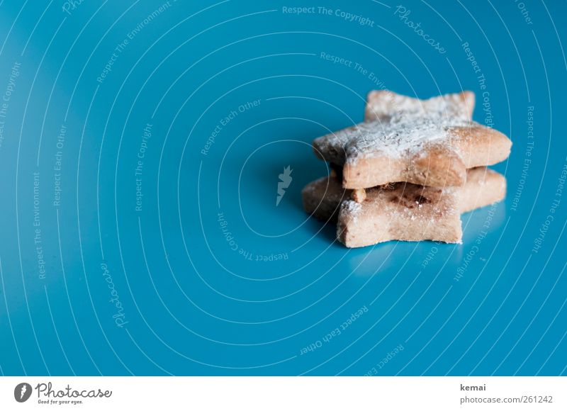 Und jetzt alle: Ein Stern... Lebensmittel Dessert Süßwaren Weihnachtsgebäck Ernährung Zeichen Stern (Symbol) liegen lecker süß blau Kalorienreich Puderzucker