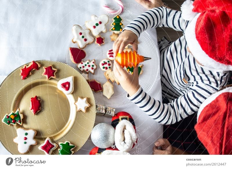 Mutter und Sohn dekorieren Weihnachtsgebäck zu Hause Kuchen Dessert Süßwaren Lifestyle Freude Glück schön Winter Dekoration & Verzierung Küche Feste & Feiern