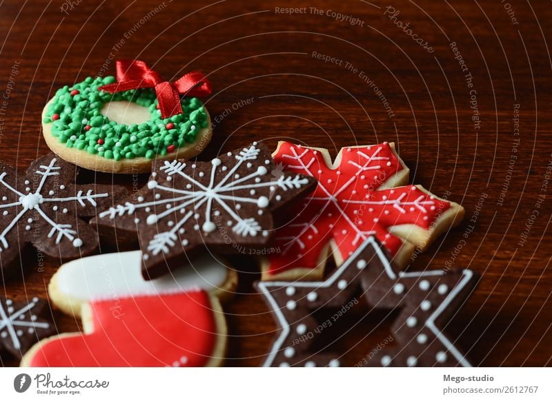 Gemischte Weihnachtskekse. Weihnachtsferienkonzept. Dessert Winter Dekoration & Verzierung Feste & Feiern Weihnachten & Advent Holz Ornament lecker rot