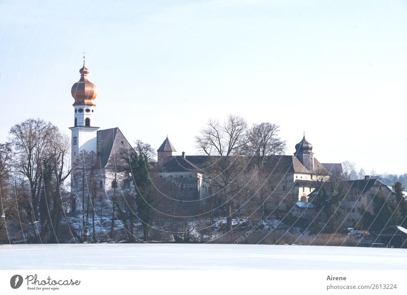 stiller Rückzugsort Winter Schönes Wetter See Halbinsel Bayern Dorf Menschenleer Kirche Kloster Zwiebelturm Klosterkirche Sehenswürdigkeit ästhetisch schön