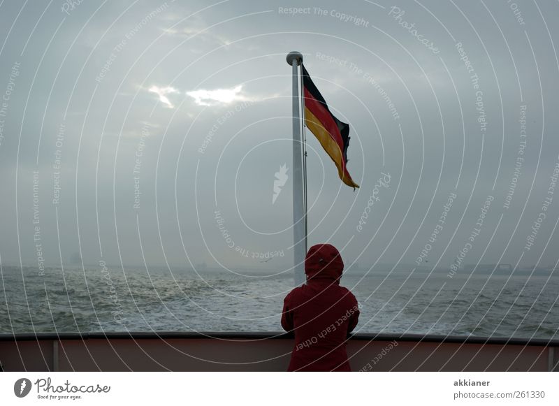 Wo komm ich her, wo geh ich hin? Umwelt Natur Wasser Himmel Wolken Wellen Meer Schifffahrt Passagierschiff Kreuzfahrtschiff Fähre Wasserfahrzeug nass Fahnenmast