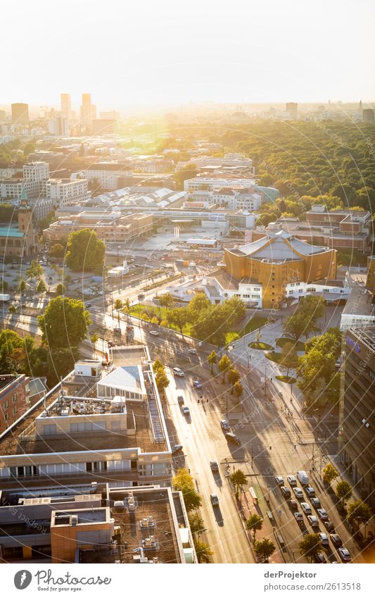 Herbstlicher Panoramablick auf Berlin XVI Zentralperspektive Starke Tiefenschärfe Sonnenstrahlen Sonnenlicht Schatten Licht Morgen Textfreiraum Mitte