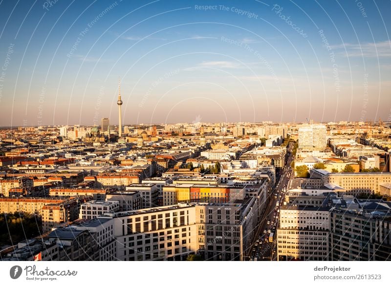 Herbstlicher Panoramablick auf Berlin IX Zentralperspektive Starke Tiefenschärfe Sonnenstrahlen Sonnenlicht Schatten Licht Morgen Textfreiraum Mitte