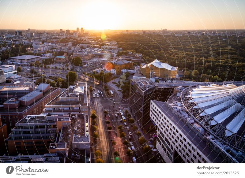 Herbstlicher Panoramablick auf Berlin VIII Zentralperspektive Starke Tiefenschärfe Sonnenstrahlen Sonnenlicht Schatten Licht Morgen Textfreiraum Mitte