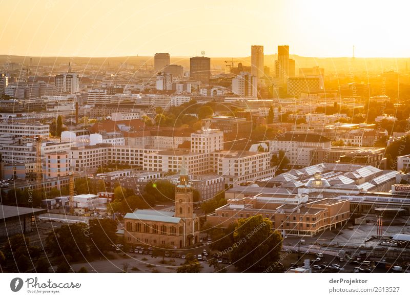 Herbstlicher Panoramablick auf Berlin VII Zentralperspektive Starke Tiefenschärfe Sonnenstrahlen Sonnenlicht Schatten Licht Morgen Textfreiraum Mitte