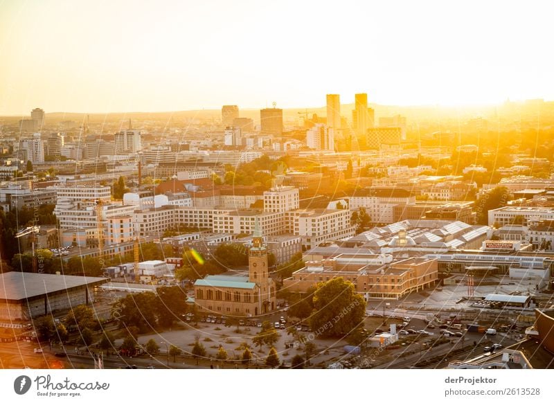 Herbstlicher Panoramablick auf Berlin XIV Zentralperspektive Starke Tiefenschärfe Sonnenstrahlen Sonnenlicht Schatten Licht Morgen Textfreiraum Mitte