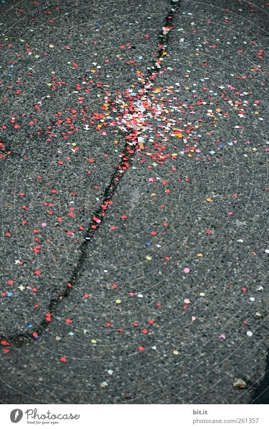 Zündschnur Freude Veranstaltung Feste & Feiern Karneval Stadt Platz Straße Wege & Pfade Papier Stein liegen dreckig dunkel kaputt unten mehrfarbig grau schwarz