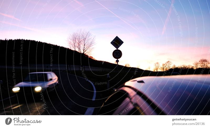 Auch Herbst kann schön sein dunkel Dach Fahrzeug fahren Baum Geschwindigkeit Rennbahn Dämmerung Physik kalt Verkehr PKW Straße Kurve Abend Himmel Farbe