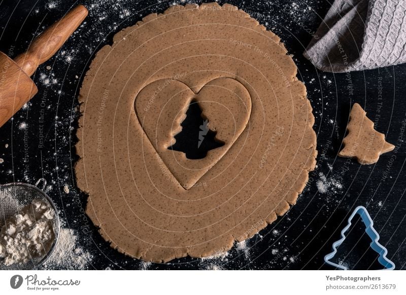 Lebkuchenteig auf schwarzem Holztisch Teigwaren Backwaren Lifestyle Winter Küche Feste & Feiern Weihnachten & Advent Tradition obere Ansicht Bäckerei backen