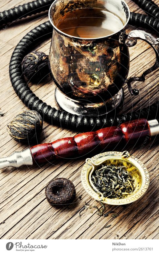 Wasserpfeife mit Aromatee Wasserpfeifenrauch shisha Tee Rauchen Tabak nargile Nikotin Osten Erholung Frucht arabisch Mundstück Röhren duftig retro altehrwürdig