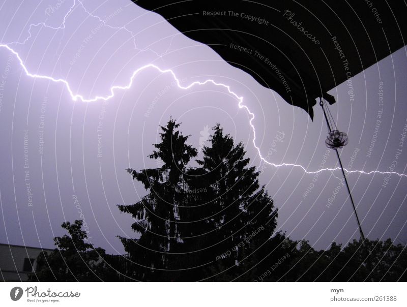 Gewitter Energiewirtschaft Energiekrise Himmel Gewitterwolken Nachthimmel Wetter schlechtes Wetter Unwetter Sturm Blitze Baum Haus Balkon Terrasse ästhetisch