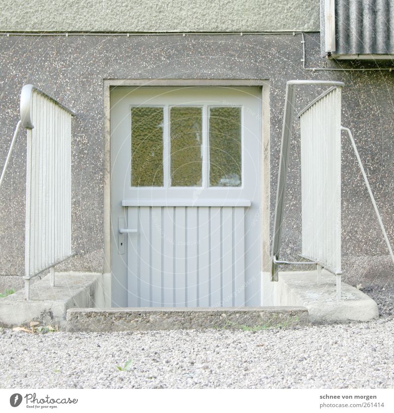 gewerkschaftshaus Kleinstadt Haus Bauwerk Gebäude Architektur Mauer Wand Treppe Fassade Tür Keller Ehrlichkeit authentisch Häusliches Leben "trist grau geländer