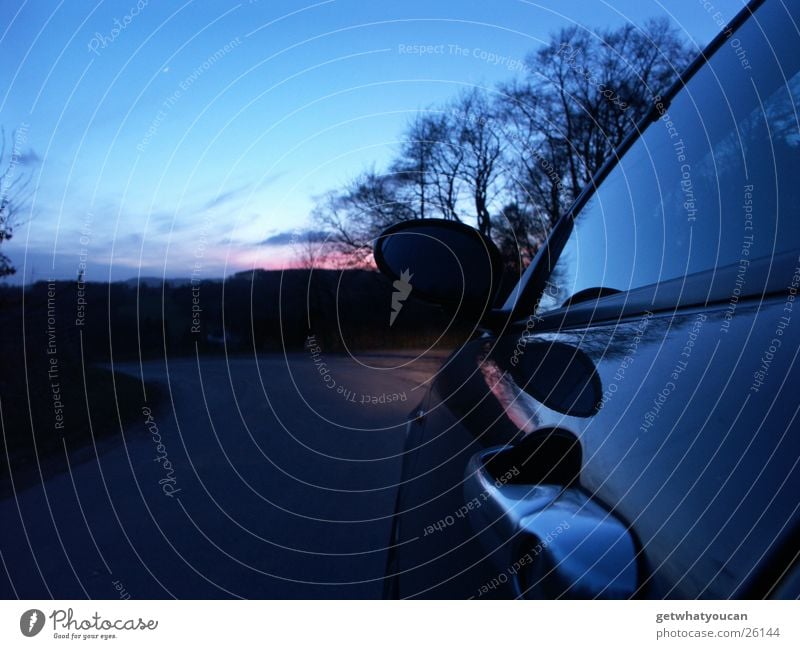 Lichtspiel am Automobil Griff schwarz Dämmerung Baum Spiegel Hügel 147 Wolken Verkehr PKW Alfa Romeo Tür Abend Straße Fensterscheibe Reflexion & Spiegelung