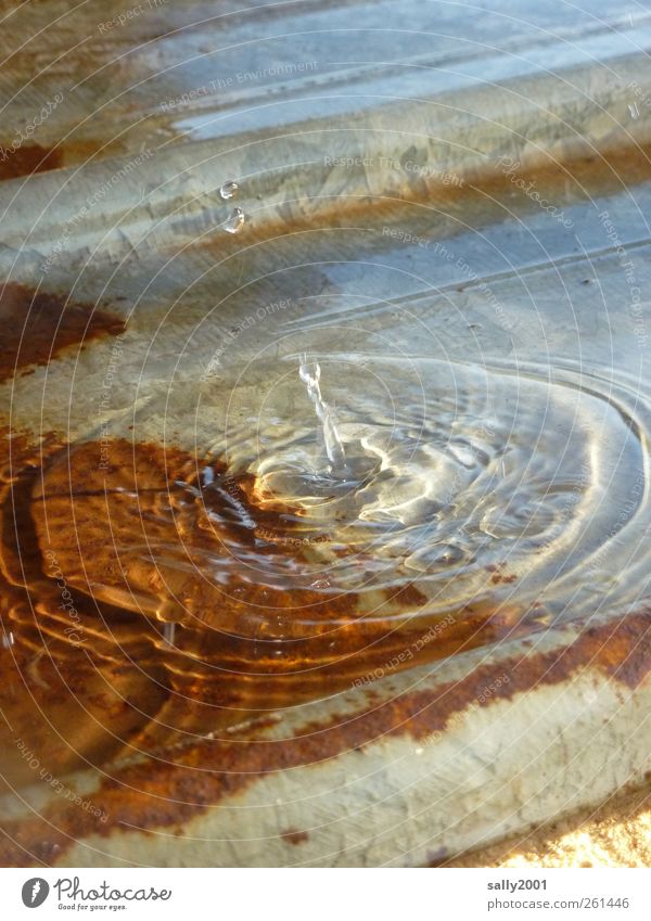 Jetzt taut's [MINI-UT INNTAL 2012] Wasser Wassertropfen Tropfen Flüssigkeit frisch kalt nass tropfend Tauwetter Rost Blech tauen spritzen Momentaufnahme