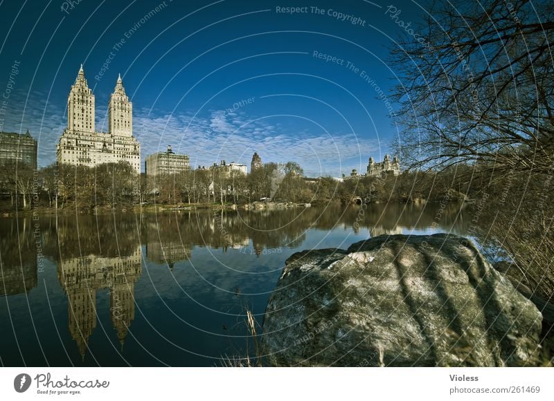 San Remo Building III Park Bauwerk Gebäude Architektur Sehenswürdigkeit träumen blau Lebensfreude New York City Central Park Spiegelung Farbfoto Außenaufnahme