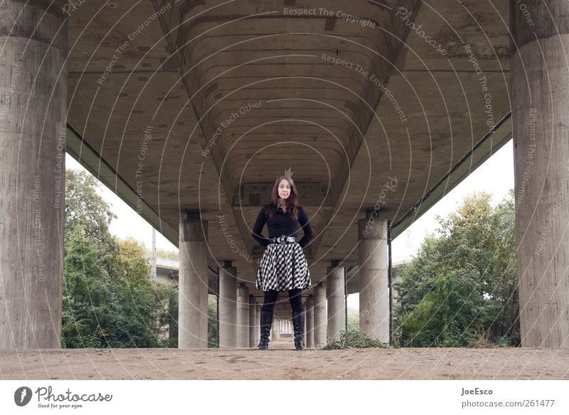 #261477 Lifestyle schön Ausflug Frau Erwachsene Leben Brücke Bauwerk Architektur Verkehr Mode Hemd Kleid brünett beobachten Erholung festhalten stehen warten