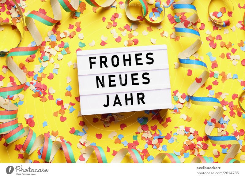 Frohes Neues Jahr mit Konfetti und Luftschlangen Lifestyle Freizeit & Hobby Party Veranstaltung Feste & Feiern Silvester u. Neujahr gelb frohes neues jahr