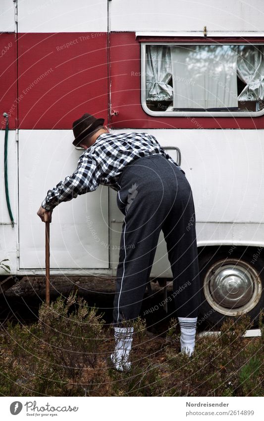 Unsere Neugier Ferien & Urlaub & Reisen Tourismus Camping Mensch Mann Erwachsene Männlicher Senior Fahrzeug Wohnmobil Wohnwagen Bekleidung Hausschuhe alt Blick