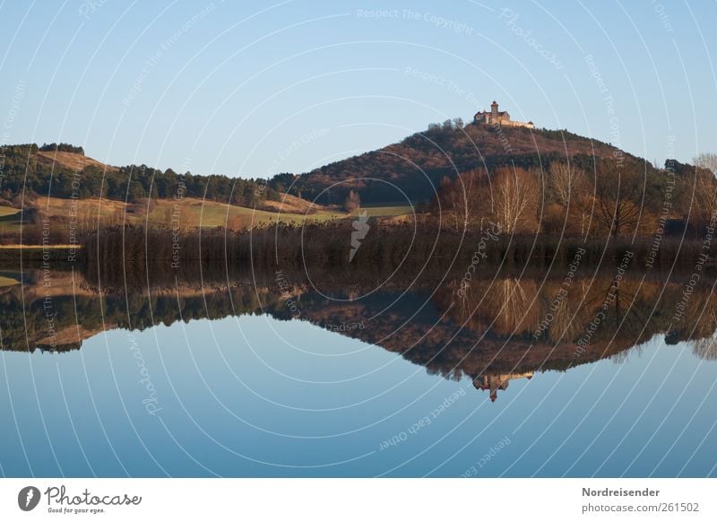 Spätherbst Erholung ruhig Tourismus Ausflug Landschaft Wasser Wolkenloser Himmel Herbst Schönes Wetter Feld Wald Hügel Seeufer Architektur Sehenswürdigkeit