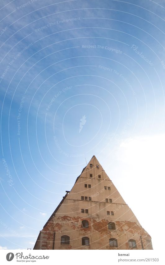 Giebelseite Himmel Wolken Schönes Wetter Stadt Haus Bauwerk Gebäude Lagerhalle Speicher Mauer Wand Fassade Fenster Dachgiebel alt hoch blau Farbfoto