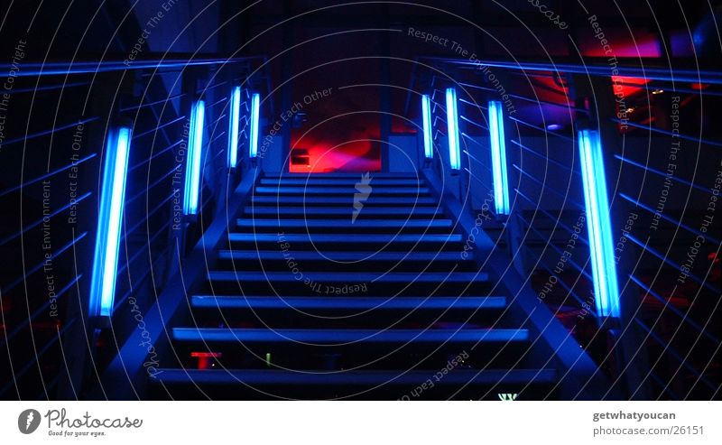 Es geht bergauf Raum Licht Neonlicht kalt aufwärts Fluchtpunkt dunkel steigen Gebäude Haus Architektur Treppe Farbe Perspektive Geländer Klettern Porsche PKW