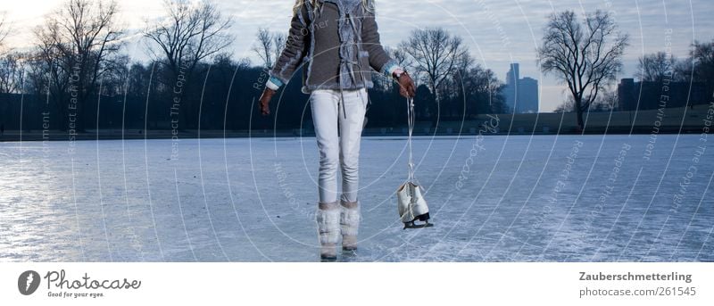 worauf wartest du? feminin Eis Frost authentisch einzigartig kalt dünn blau Stimmung achtsam ruhig Bewegung Entschlossenheit Natur Schlittschuhlaufen See Winter