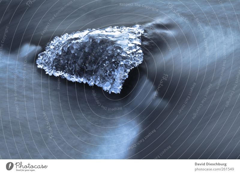 Schöner als in Realität Natur Wasser Winter Eis Frost Bach Fluss Wasserfall blau schwarz silber weiß kalt gefroren Strömung Stein glänzend einzigartig