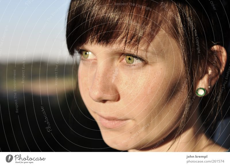 Valendienstag feminin Junge Frau Jugendliche Gesicht 1 Mensch 18-30 Jahre Erwachsene Blick warten Coolness Freundlichkeit Glück schön braun grün Lebensfreude