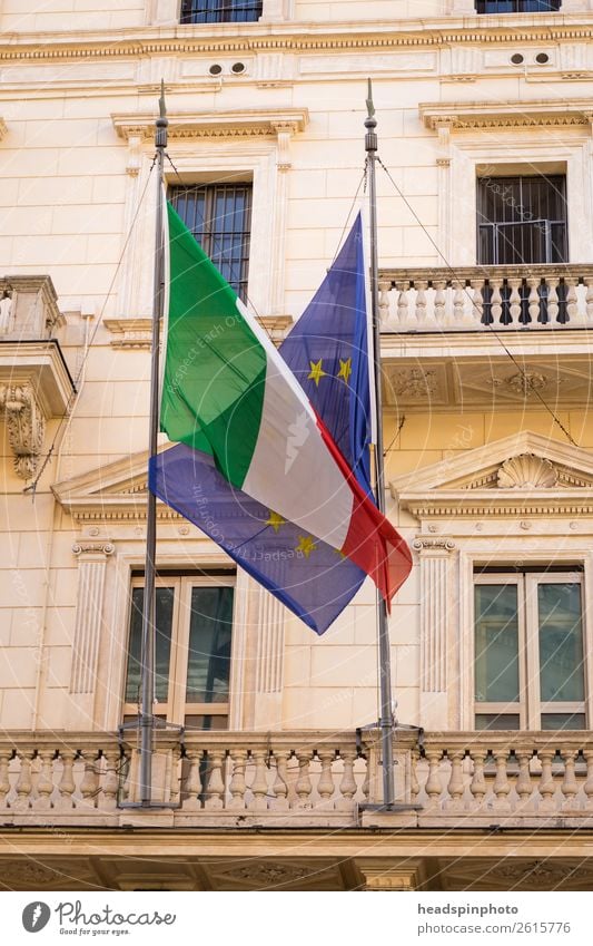 Flagge von Europa und Italien in einer Umarmung Rom Wahrzeichen Fahne Gefühle Vertrauen sparsam Zukunftsangst anstrengen Symbole & Metaphern Europäer