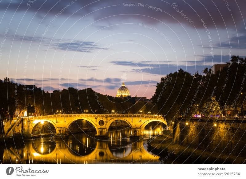 Kuppel des Petersdom mit Tiber und Brücke bei Sonnenuntergang Fluss Rom Italien Skyline Menschenleer Kirche Dom Bauwerk Gebäude Architektur Sehenswürdigkeit