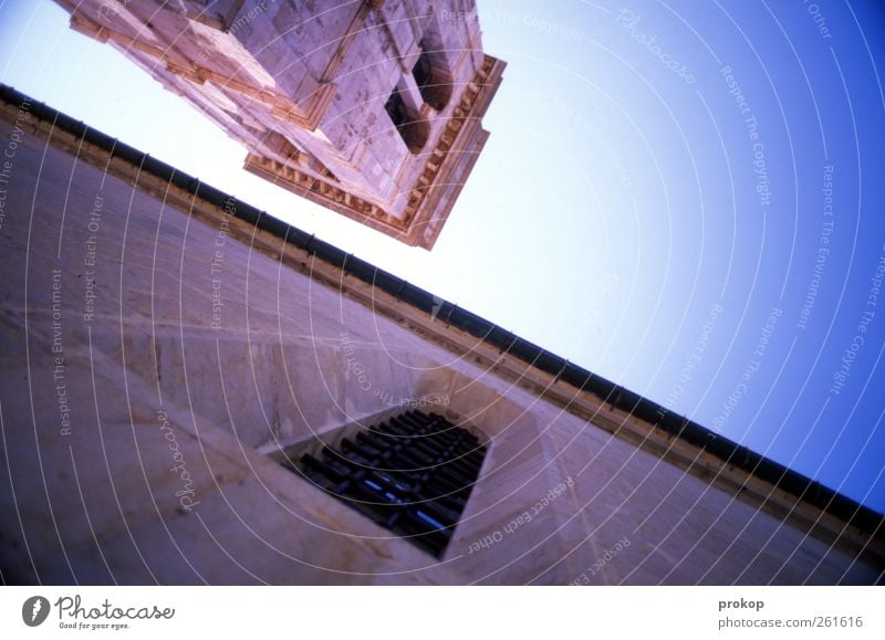 Urlaubsfotografie Himmel Wolkenloser Himmel Schönes Wetter Haus Kirche Turm Mauer Wand Fassade Fenster Dachrinne Sehenswürdigkeit Wahrzeichen Macht ruhig Glaube