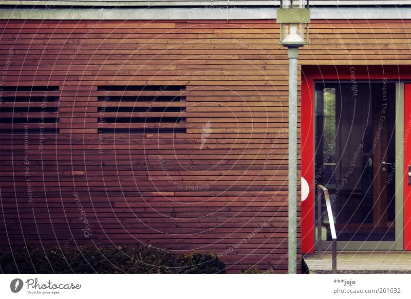 bretter vorm kopf. Mauer Wand modern Haus Halle Tür Eingang Eingangstür Treppe Treppengeländer Laterne Laternenpfahl Straßenbeleuchtung Holz Holzbrett Holzwand