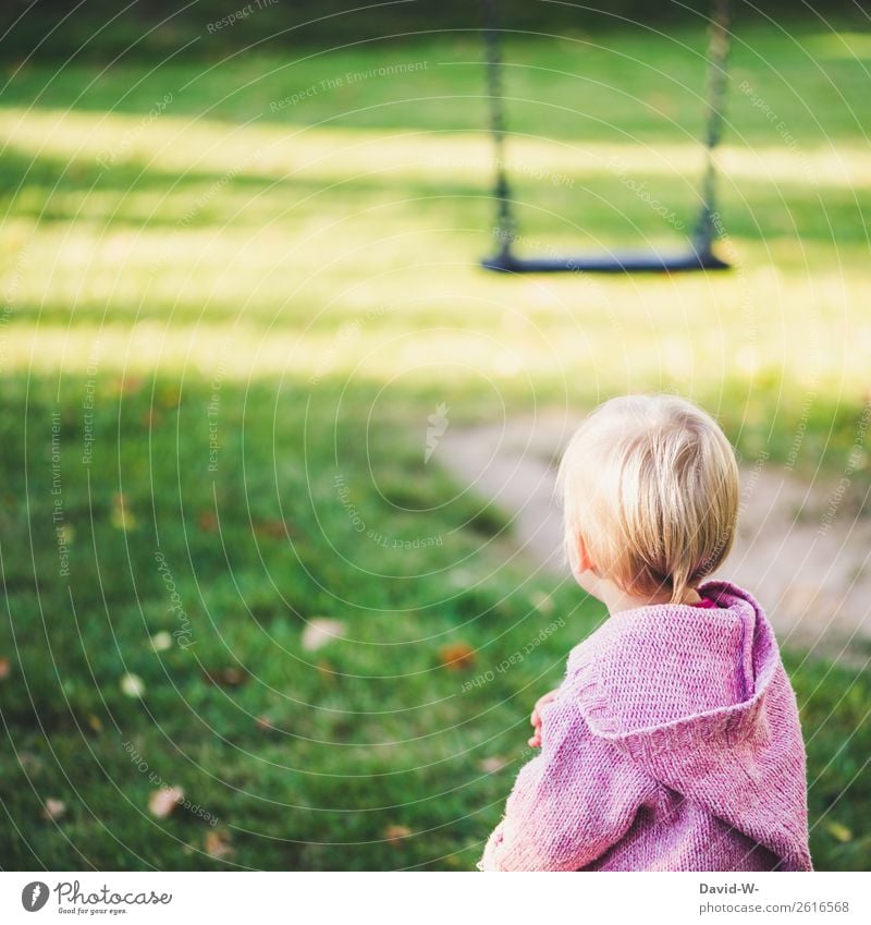 auf dem Spielplatz Gesundheit Leben harmonisch Zufriedenheit Spielen Mensch feminin Kind Kleinkind Mädchen Kindheit 1 1-3 Jahre Natur beobachten Schaukel