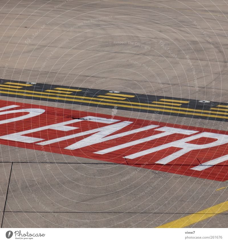 NO ENTRY Verkehrswege Luftverkehr Flughafen Flugplatz Stein Beton Zeichen Schriftzeichen Ziffern & Zahlen Schilder & Markierungen Hinweisschild Warnschild Linie