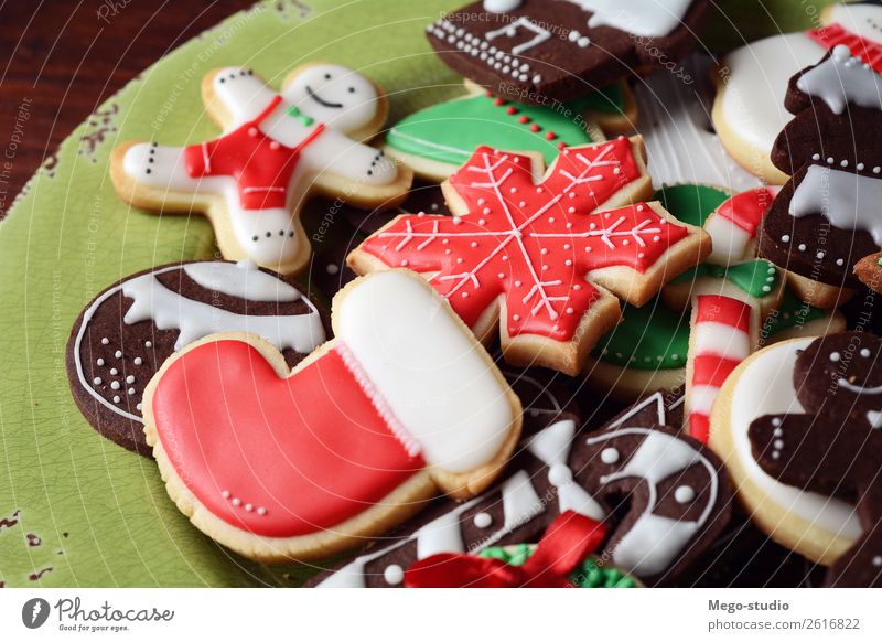 Teller mit bunten Weihnachtsplätzchen. Weihnachtsferienkonzept. Dessert Schalen & Schüsseln Winter Dekoration & Verzierung Tisch Feste & Feiern