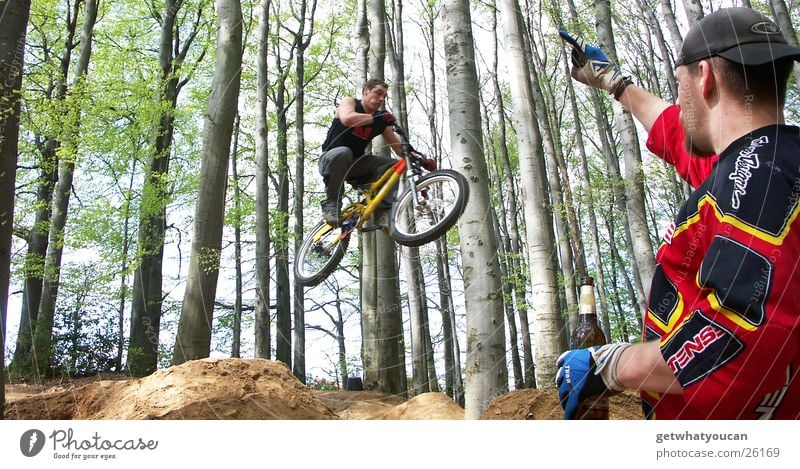 The Fan Fahrrad springen Wald Baum schreien Proletarier Bier Blatt Licht Geschwindigkeit Luft Extremsport Luftverkehr Dirt Doppelbelichtung Sonne Dynamik Mut