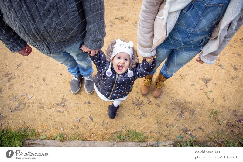 Mann und Frau halten Hände vom Glück, kleines Mädchen. Lifestyle Freude Winter Kind Baby Erwachsene Eltern Mutter Vater Familie & Verwandtschaft Paar Natur