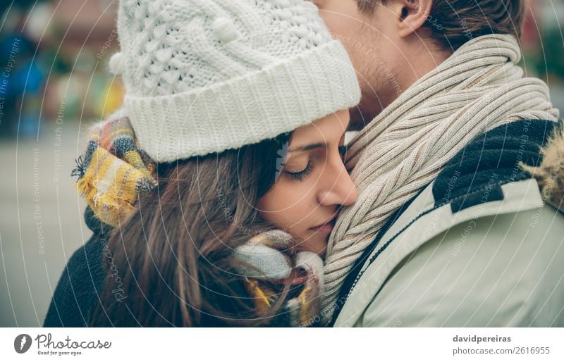 Junges Paar, das sich an einem kalten Herbsttag im Freien umarmt. Lifestyle Glück schön Winter Mensch Frau Erwachsene Mann Familie & Verwandtschaft Regen Straße