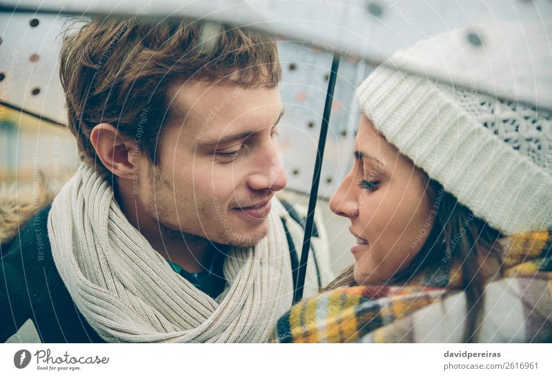 Ehepaar unter dem Regenschirm im Herbst Lifestyle Glück Winter Mensch Frau Erwachsene Mann Familie & Verwandtschaft Paar Straße Schal Hut Küssen Lächeln Liebe