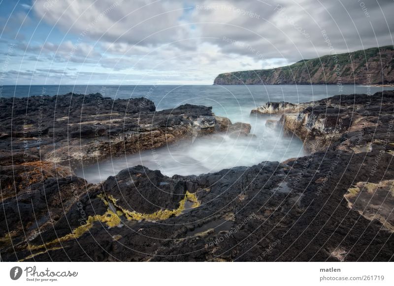 Açores Natur Landschaft Urelemente Himmel Wolken Horizont Sommer Schönes Wetter Küste Bucht Meer Stein blau mehrfarbig gelb grün weiß Atlantik Algen Farbfoto