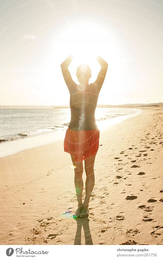 catch the sun Ferien & Urlaub & Reisen Sommer Sommerurlaub Sonne Strand Meer Yoga feminin Junge Frau Jugendliche Schönes Wetter Küste Portugal Erholung leuchten