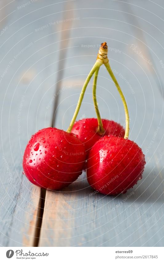 Köstliche Kirschen auf einem blauen Holztisch Frucht Dessert Lebensmittel Gesunde Ernährung Foodfotografie lecker Snack Backwaren gebastelt süß backen Sommer